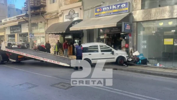 Ηράκλειο: Απίθανο σκηνικό με αυτοκίνητο να "καρφώνεται" σε μίνι μάρκετ