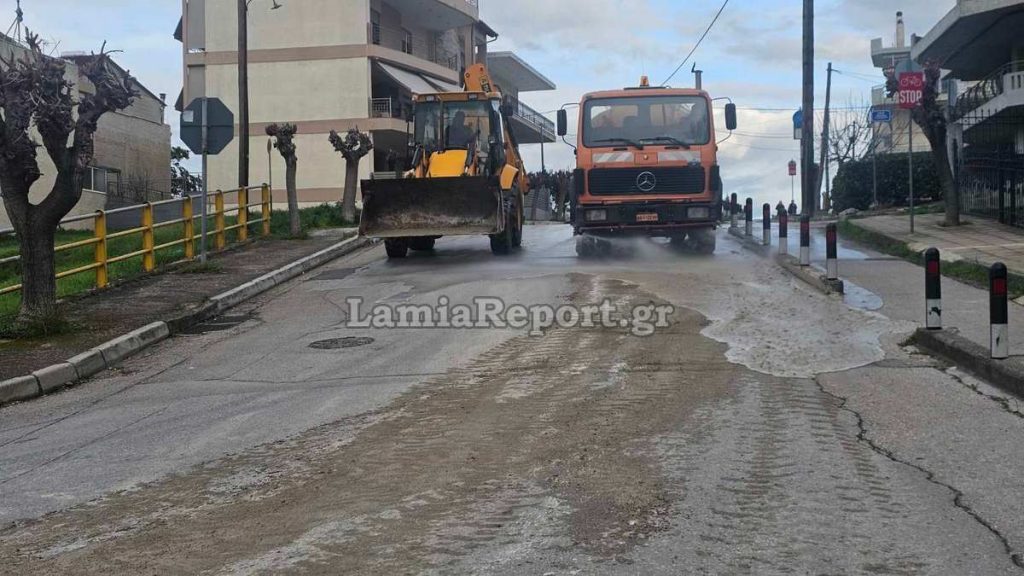 Λαμία: Μπετονιέρα «άδειασε» σκυρόδεμα στη μέση οδού - Άμεση επέμβαση του Δήμου (ΦΩΤΟ)