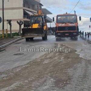 Λαμία: Μπετονιέρα «άδειασε» σκυρόδεμα στη μέση οδού - Άμεση επέμβαση του Δήμου (ΦΩΤΟ)