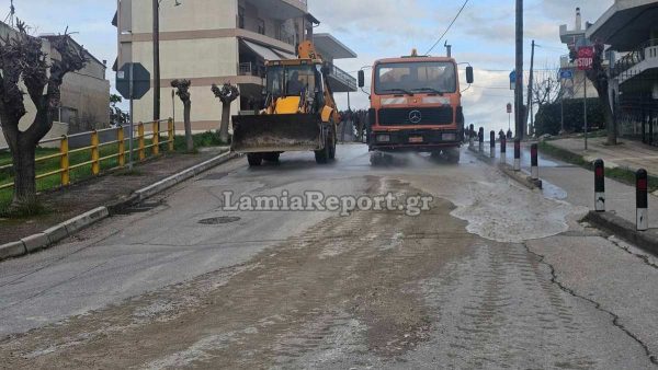 Λαμία: Μπετονιέρα «άδειασε» σκυρόδεμα στη μέση οδού - Άμεση επέμβαση του Δήμου (ΦΩΤΟ)