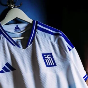 Εθνική ποδοσφαίρου: Εντυπωσιάζει η νέα φανέλα της γαλανόλευκης με το "πειρατικό" στον γιακά