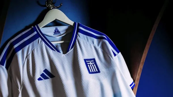 Εθνική ποδοσφαίρου: Εντυπωσιάζει η νέα φανέλα της γαλανόλευκης με το "πειρατικό" στον γιακά