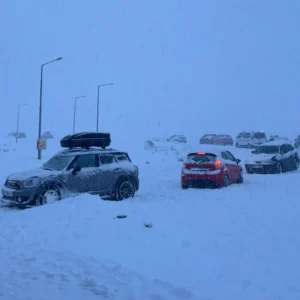 Εγκλωβισμένοι παραμένουν δεκάδες επισκέπτες στο χιονοδρομικό κέντρο Φαλακρού, ανάμεσά τους οικογένειες με παιδιά