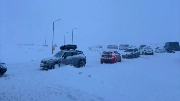 Εγκλωβισμένοι παραμένουν δεκάδες επισκέπτες στο χιονοδρομικό κέντρο Φαλακρού, ανάμεσά τους οικογένειες με παιδιά