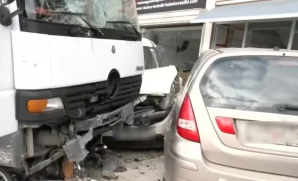 Τροχαίο στη Λ. Θηβών: Φορτηγό «καρφώθηκε» σε σταθμευμένα οχήματα – Τρεις τραυματίες