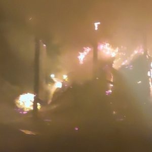 Στάβλος παραδόθηκε στις φλόγες το βράδυ του Σαββάτου (ΒΙΝΤΕΟ)