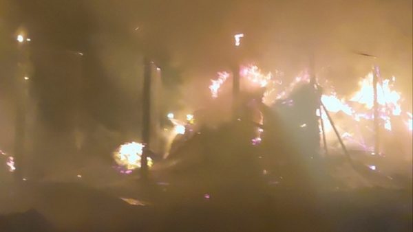 Στάβλος παραδόθηκε στις φλόγες το βράδυ του Σαββάτου (ΒΙΝΤΕΟ)