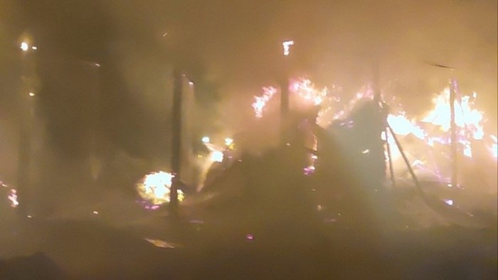 Στάβλος παραδόθηκε στις φλόγες το βράδυ του Σαββάτου (ΒΙΝΤΕΟ)