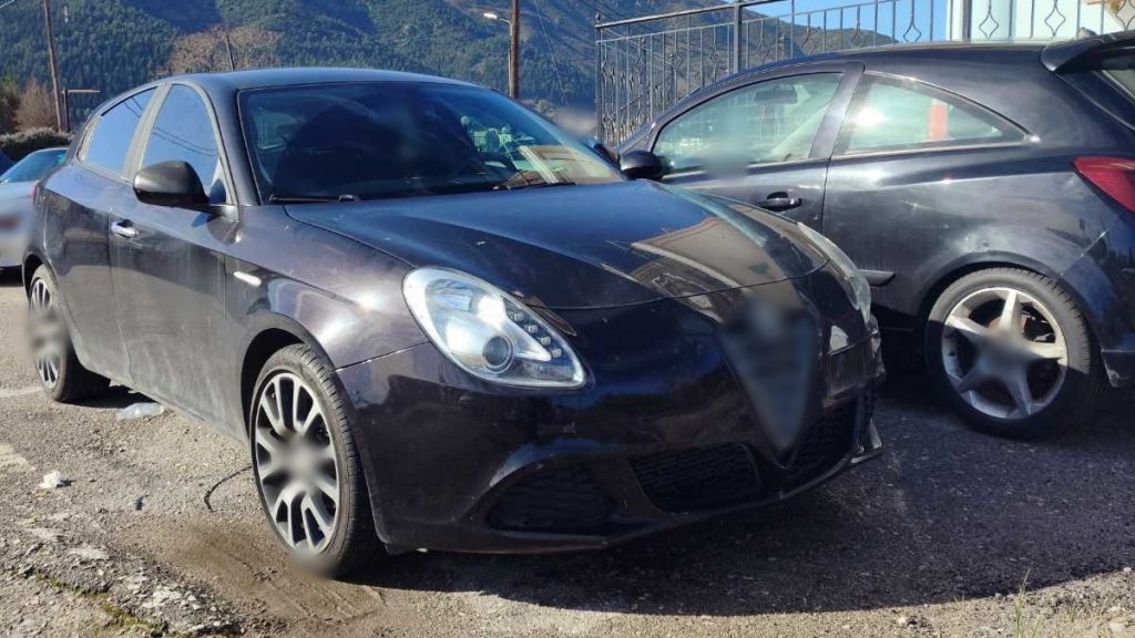 Φθιώτιδα: Αστυνομικοί εντόπισαν κλεμμένο αυτοκίνητο που έφερε και πλαστές πινακίδες