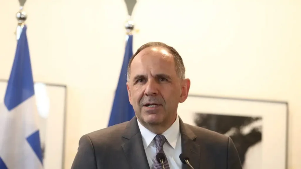 Γεραπετρίτης: «Καλώ τους Έλληνες πολίτες στην περιοχή να παραμένουν σε ασφαλή τόπο και να ακολουθούν τις οδηγίες των πρεσβειών μας»