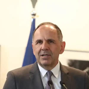 Γεραπετρίτης: «Καλώ τους Έλληνες πολίτες στην περιοχή να παραμένουν σε ασφαλή τόπο και να ακολουθούν τις οδηγίες των πρεσβειών μας»