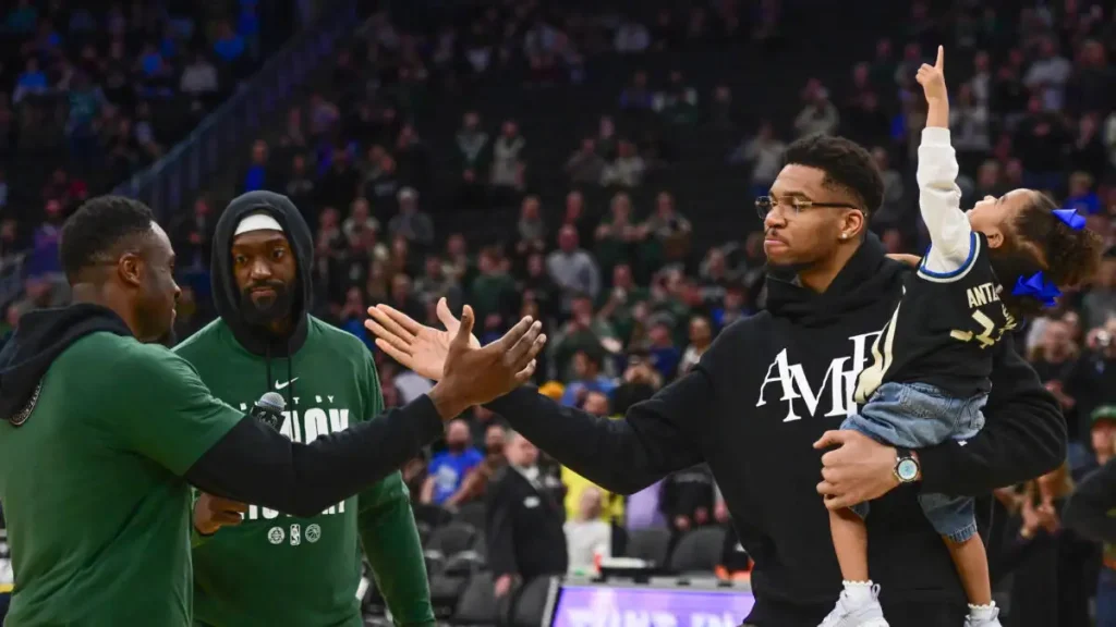 Ο Γιάννης Αντετοκούνμπο αποθεώθηκε στο Μιλγουόκι: Λόγια καρδιάς από Θανάση και Πόρτις