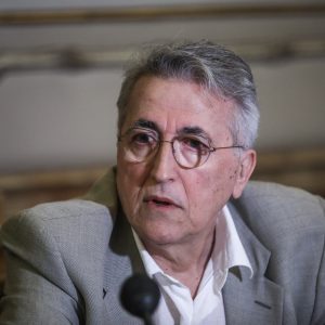 Παναγόπουλος: Η πρώτη αμήχανη αντίδραση στη Βουλή μετά το "πάγωμα" λογαριασμών του για υπεξαίρεση κονδυλίων