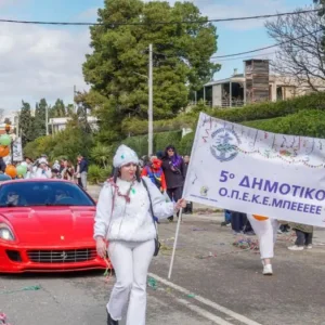 ΟΠΕΚΕμπεεεε με Ferrari και τρακτέρ στο καρναβάλι της Γλυφάδας