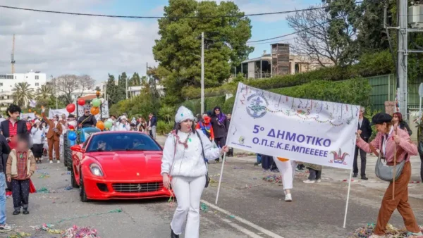 ΟΠΕΚΕμπεεεε με Ferrari και τρακτέρ στο καρναβάλι της Γλυφάδας