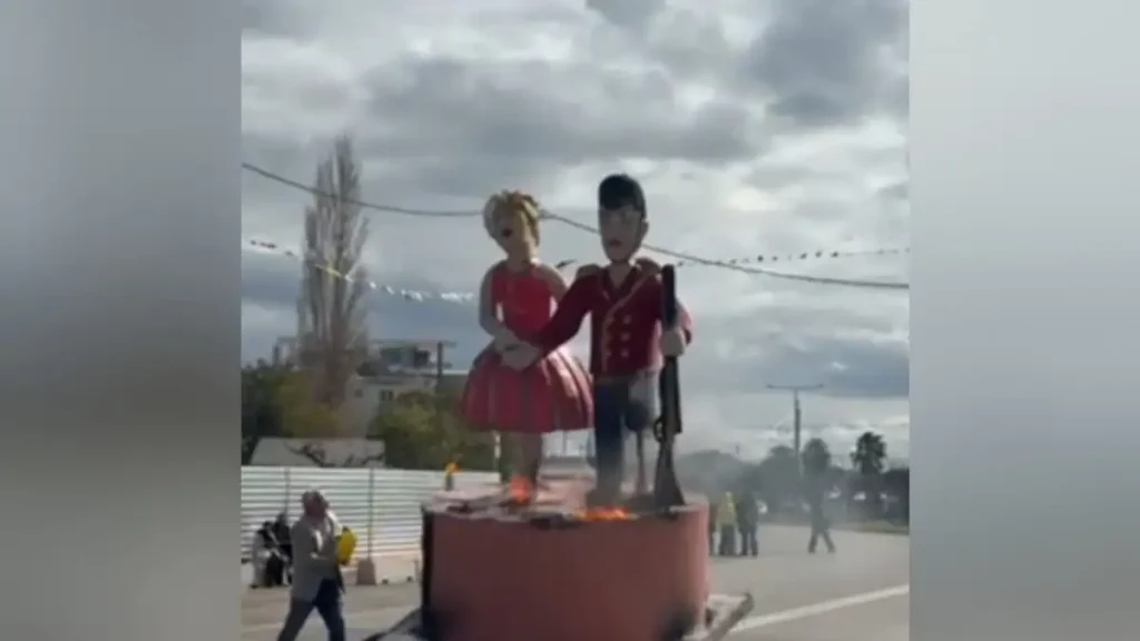 Ο βασιλιάς καρνάβαλος δεν καιγόταν με τίποτα στη Γλυφάδα – Προσπαθούσαν πάνω από μια ώρα να του βάλουν φωτιά