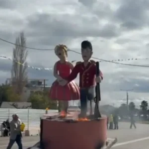 Ο βασιλιάς καρνάβαλος δεν καιγόταν με τίποτα στη Γλυφάδα – Προσπαθούσαν πάνω από μια ώρα να του βάλουν φωτιά