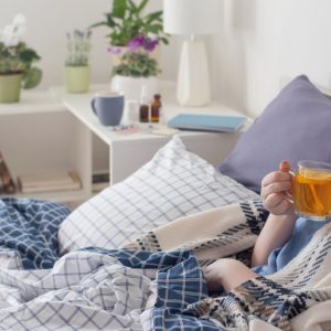 Γρίπη: Ποια είναι τα καλύτερα τρόφιμα για να την αντιμετωπίσετε και ποια σας επιβαρύνουν