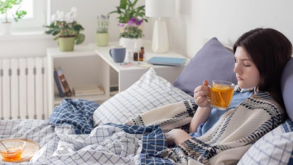 Γρίπη: Ποια είναι τα καλύτερα τρόφιμα για να την αντιμετωπίσετε και ποια σας επιβαρύνουν