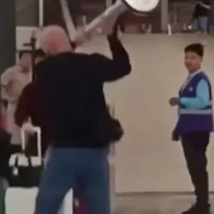 Χάος στο αεροδρόμιο του Χονγκ Κονγκ: Βρετανός τουρίστας διέλυσε 10 μηχανήματα check-in (ΒΙΝΤΕΟ)