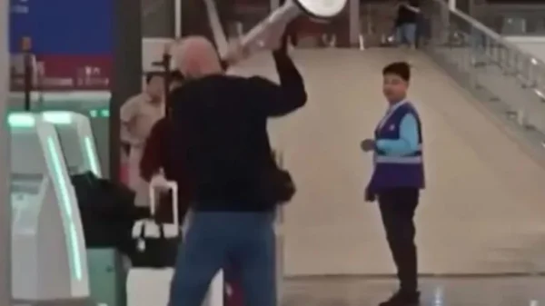 Χάος στο αεροδρόμιο του Χονγκ Κονγκ: Βρετανός τουρίστας διέλυσε 10 μηχανήματα check-in (ΒΙΝΤΕΟ)