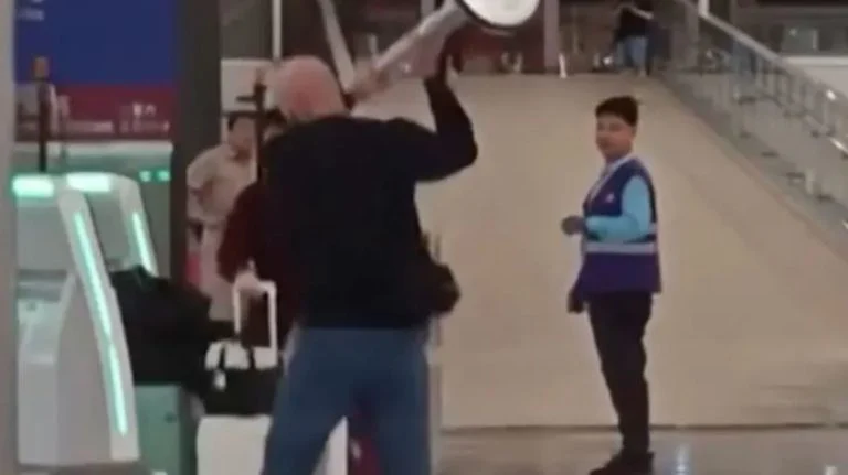 Χάος στο αεροδρόμιο του Χονγκ Κονγκ: Βρετανός τουρίστας διέλυσε 10 μηχανήματα check-in (ΒΙΝΤΕΟ)