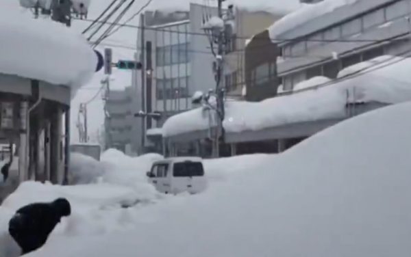 Ιαπωνία: 30 νεκροί από τις σφοδρές χιονοπτώσεις – Στα 4,5 μέτρα το ύψος του χιονιού