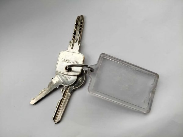 Βρέθηκαν κι άλλα κλειδιά έξω από το 6ο Γυμνάσιο