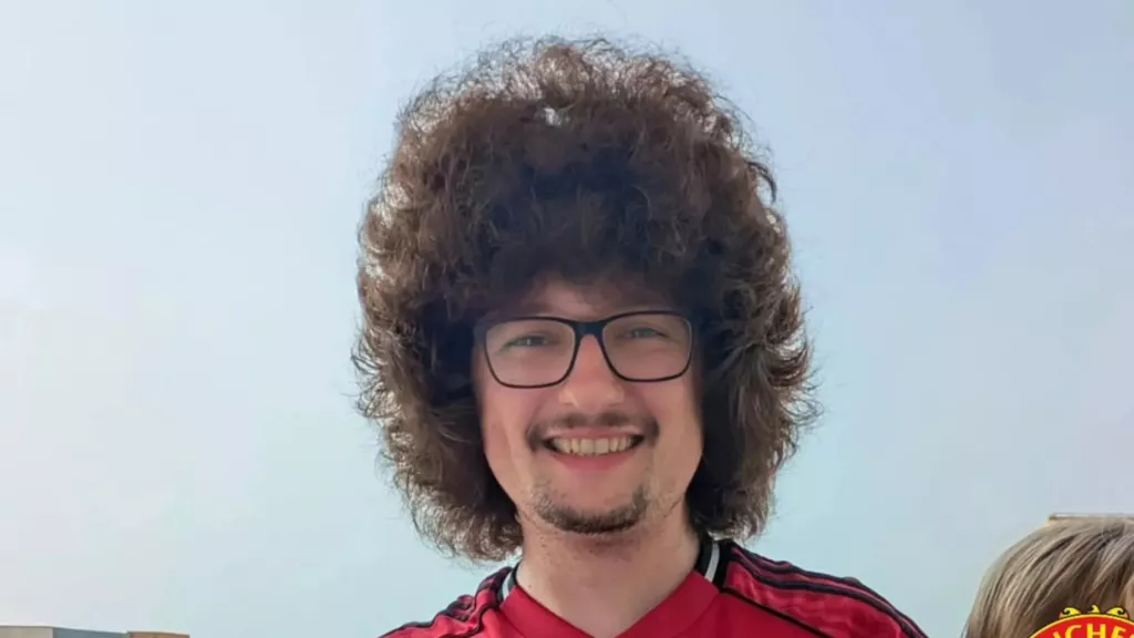 Σοκαρισμένος ο οπαδός της Μάντσεστερ Γιουνάιτεντ που περίμενε νίκη για να κουρευτεί: 300.000 θεατές έβλεπαν live το δράμα του