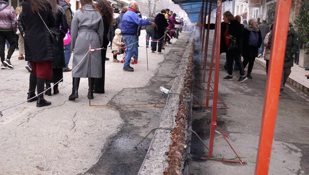 Κοντοσούβλι 130 μέτρων στην Αποκριάτικη Αμφίκλεια που το γλέντησε και φέτος με πολύ κόσμο και κέφι - Δείτε εικόνες