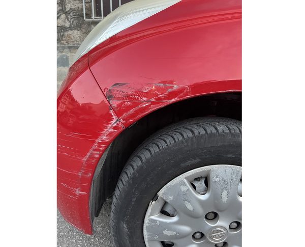 Ψάχνει αυτόν που του χτύπησε το αυτοκίνητο...