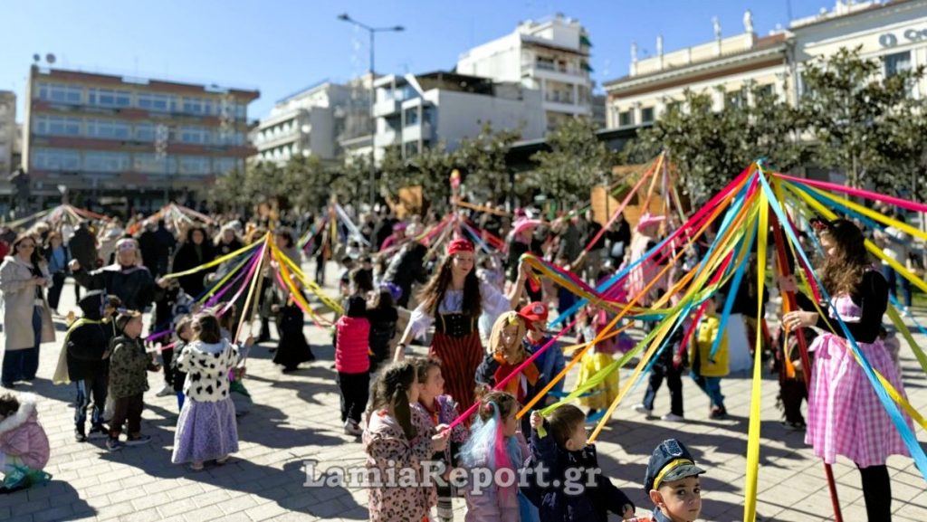 Πλατεία Πάρκου: Οι μικροί «μασκαράδες» των παιδικών σταθμών της πόλης έστησαν τα Γαϊτανάκια τους (ΒΙΝΤΕΟ-ΦΩΤΟ)