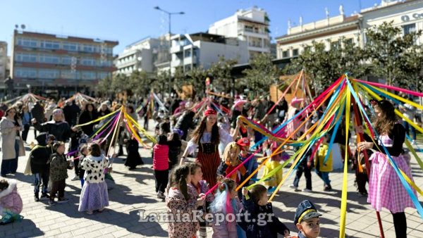 Πλατεία Πάρκου: Οι μικροί «μασκαράδες» των παιδικών σταθμών της πόλης έστησαν τα Γαϊτανάκια τους (ΒΙΝΤΕΟ-ΦΩΤΟ)