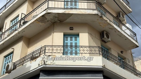 Λαμία: «Έβρεξε» πάλι σοβάδες στο κέντρο της πόλης (ΒΙΝΤΕΟ-ΦΩΤΟ)