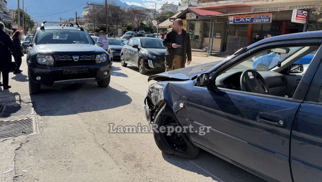 Λαμία: 86χρονος επιχείρησε προσπέραση σε κεντρικό δρόμο και χτύπησε τρία αυτοκίνητα (ΒΙΝΤΕΟ)