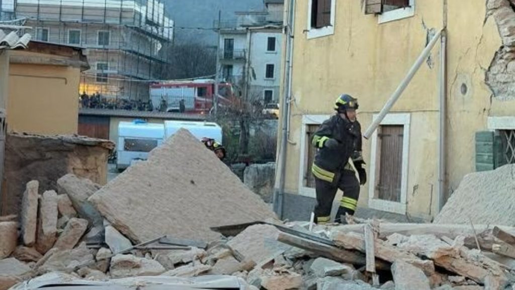 Ένας νεκρός από έκρηξη σε τριώροφο κτήριο στην Ιταλία, διασώθηκαν τρία άτομα