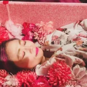 Χιλιάδες άνθρωποι στην Ιαπωνία κάνουν «πρόβα θανάτου» σε πολύχρωμα φέρετρα - Η νέα τάση για διαλογισμό