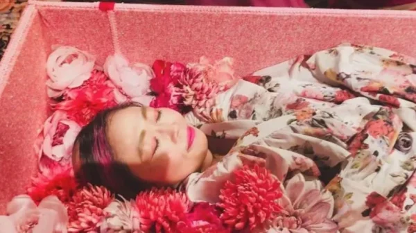 Χιλιάδες άνθρωποι στην Ιαπωνία κάνουν «πρόβα θανάτου» σε πολύχρωμα φέρετρα - Η νέα τάση για διαλογισμό