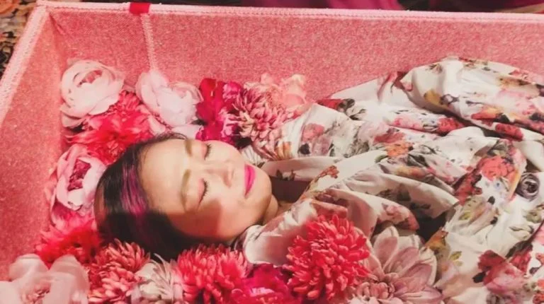 Χιλιάδες άνθρωποι στην Ιαπωνία κάνουν «πρόβα θανάτου» σε πολύχρωμα φέρετρα - Η νέα τάση για διαλογισμό