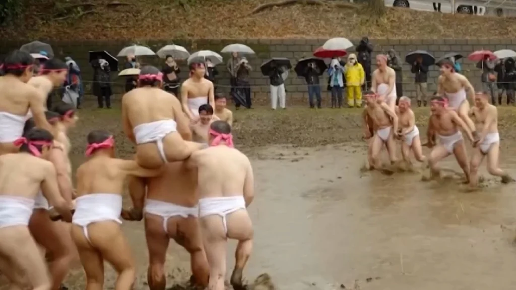 Έθιμο 200 χρόνων: Άντρες φορούν μόνο τα εσώρουχά τους και παλεύουν μέσα στο κρύο και τη λάσπη για... καλή σοδειά!
