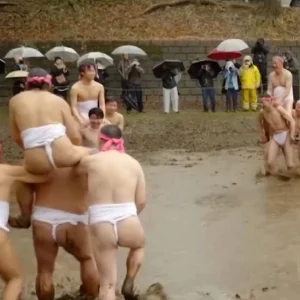 Έθιμο 200 χρόνων: Άντρες φορούν μόνο τα εσώρουχά τους και παλεύουν μέσα στο κρύο και τη λάσπη για... καλή σοδειά!