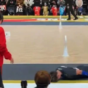 Βίντεο: Ιάπωνας αθλητής βόλεϊ χτύπησε κατά λάθος επόπτη και ζήτησε την πιο θεαματική συγγνώμη