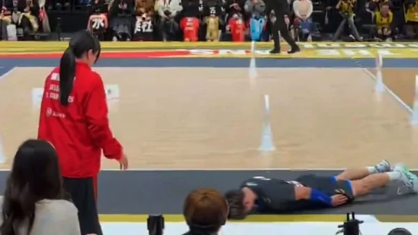 Βίντεο: Ιάπωνας αθλητής βόλεϊ χτύπησε κατά λάθος επόπτη και ζήτησε την πιο θεαματική συγγνώμη