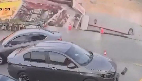 Βενζινάδικο στο Κάιρο εξαφανίστηκε σε τρύπα 15 μέτρων - Δείτε βίντεο