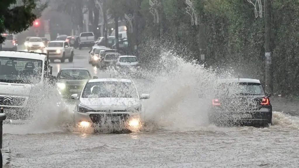 Κακοκαιρία: Πού έπεσε το μεγαλύτερο ύψος βροχής – Νέες συστάσεις της Πολιτικής Προστασίας