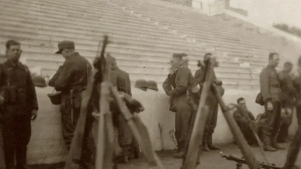 Στην κατοχή του Υπουργείου Πολιτισμού οι φωτογραφίες της εκτέλεσης των 200 στην Καισαριανή και το σύνολο των 262 ντοκουμέντων του Βέλγου συλλέκτη