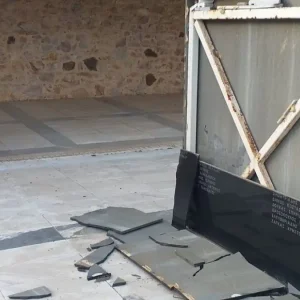 Καισαριανή: Βανδάλισαν το μνημείο των 200 εκτελεσθέντων μετά την αποκάλυψη των ιστορικών φωτογραφιών – «Η ιστορική μνήμη δε σβήνει»