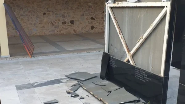 Καισαριανή: Βανδάλισαν το μνημείο των 200 εκτελεσθέντων μετά την αποκάλυψη των ιστορικών φωτογραφιών – «Η ιστορική μνήμη δε σβήνει»