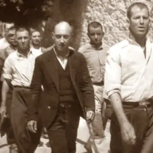 Από τη Λαμία ο νεαρός που μοιάζει να χαμογελά ελαφρά στη φωτογραφία με τους εκτελεσθέντες αντιστασιακούς στην Καισαριανή