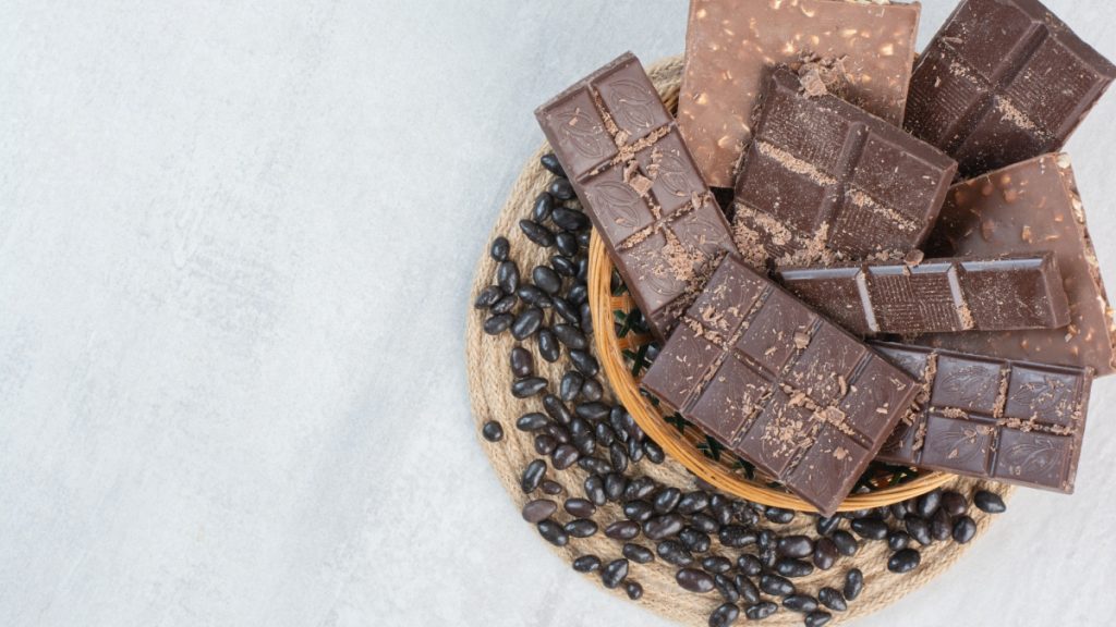 Kακάο και μαύρη σοκολάτα: Μπορούν πράγματι να επιβραδύνουν τη γήρανση και να προστατεύσουν καρδιά και εγκέφαλο;
